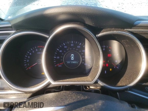 2014 Kia Optima LX z VIN 5XXGM4A71EG277249, wystawiony jako Copart lot #50886935 z przebiegiem 174 002 mil mil oraz Szkoda całkowita • Salvage title. Historia ofert i sprzedaży dostępna na DreamBid. Obrazek 9.