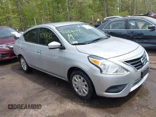 2019 Nissan Versa SV z VIN 3N1CN7AP4KL855196, wystawiony jako IAAI lot #42081644 z przebiegiem 79 527 mil mil oraz . Historia ofert i sprzedaży dostępna na DreamBid. Obrazek 1.