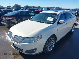 2009 Lincoln MKS z VIN 1LNHM93RX9G618156, wystawiony jako IAAI lot #41054366 z przebiegiem 127 060 mil mil oraz . Historia ofert i sprzedaży dostępna na DreamBid. Obrazek 2.