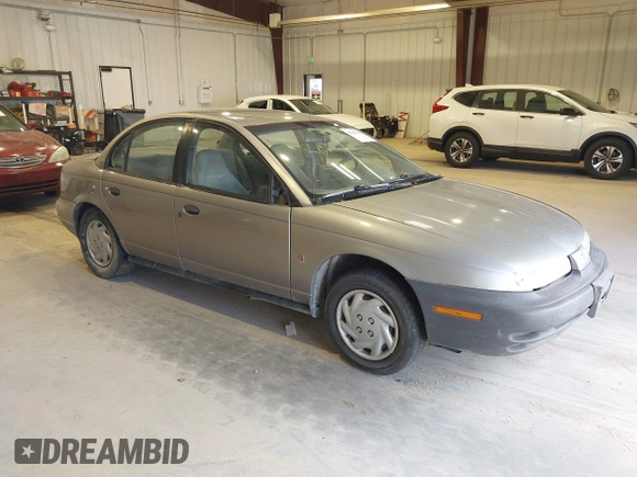 1999 Saturn SL z VIN 1G8ZF5287XZ157353, wystawiony jako IAAI lot #42310900 z przebiegiem 372 049 mil mil oraz . Historia ofert i sprzedaży dostępna na DreamBid. Obrazek 1.