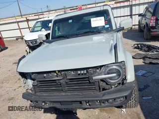 2023 Ford Bronco z VIN 1FMDE5BH5PLB37801, wystawiony jako IAAI lot #41691282 z przebiegiem 21 129 mil mil oraz . Historia ofert i sprzedaży dostępna na DreamBid. Obrazek 13.