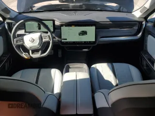 2023 Rivian R1S Adventure z VIN 7PDSGABA3PN025254, wystawiony jako Copart lot #53902505 z przebiegiem 15 570 mil mil oraz Szkody całkowita. Historia ofert i sprzedaży dostępna na DreamBid. Obrazek 8.