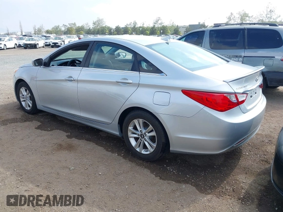 2013 Hyundai Sonata GLS z VIN 5NPEB4AC8DH533528, wystawiony jako IAAI lot #42175240 z przebiegiem 88 841 mil mil oraz . Historia ofert i sprzedaży dostępna na DreamBid. Obrazek 3.