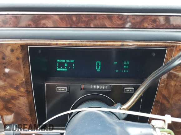 1990 Cadillac Brougham z VIN 1G6DW54Y9LR710711, wystawiony jako Copart lot #57469165 z przebiegiem Nie podano mil oraz Nie do naprawy • Non repairable. Historia ofert i sprzedaży dostępna na DreamBid. Obrazek 9.
