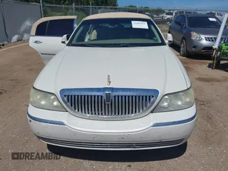 2006 Lincoln Town Car Ultimate L z VIN 1LNHM85W06Y606567, wystawiony jako IAAI lot #42085471 z przebiegiem 262 737 mil mil oraz . Historia ofert i sprzedaży dostępna na DreamBid. Obrazek 6.