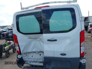 2015 Ford Transit Cargo z VIN 1FTNR1ZM3FKB02963, wystawiony jako IAAI lot #42231167 z przebiegiem 181 270 mil mil oraz . Historia ofert i sprzedaży dostępna na DreamBid. Obrazek 16.
