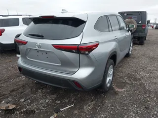 2021 Toyota Highlander L with VIN 5TDBZRBH0MS102634, listed as a IAAI auction lot 40912495 with 27,376 mi miles. Bid and sale history available at carsss.com. Image 4.