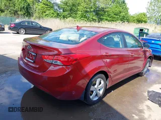 2013 Hyundai Elantra GLS z VIN 5NPDH4AE4DH405444, wystawiony jako IAAI lot #42201093 z przebiegiem 125 900 mil mil oraz . Historia ofert i sprzedaży dostępna na DreamBid. Obrazek 4.