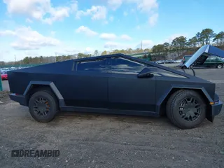 2024 Tesla Cybertruck z VIN 7G2CEHED5RA015790, wystawiony jako IAAI lot #41587683 z przebiegiem 5 867 mil mil oraz . Historia ofert i sprzedaży dostępna na DreamBid. Obrazek 12.