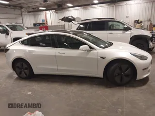 2019 Tesla Model 3 Mid Range z VIN 5YJ3E1EA5KF317542, wystawiony jako IAAI lot #42050461 z przebiegiem 55 054 mil mil oraz . Historia ofert i sprzedaży dostępna na DreamBid. Obrazek 14.