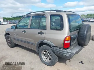 2002 Chevrolet Tracker ZR2 z VIN 2CNBJ734526932987, wystawiony jako IAAI lot #42289740 z przebiegiem 92 862 mil mil oraz . Historia ofert i sprzedaży dostępna na DreamBid. Obrazek 3.