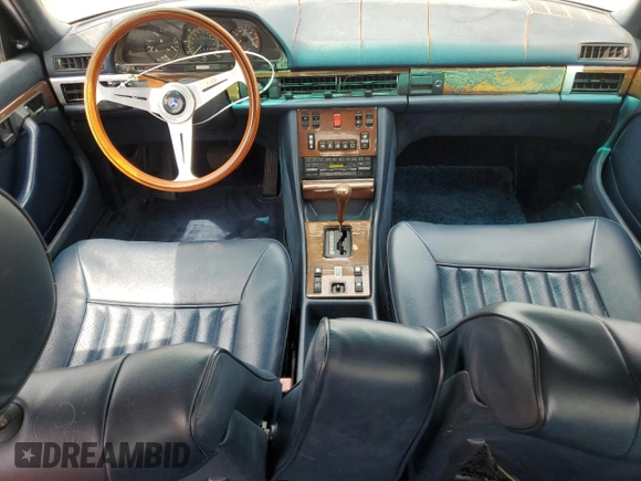 1985 Mercedes-Benz 380 z VIN WDBCA32C1FA105232, wystawiony jako Copart lot #55124875 z przebiegiem 150 676 mil mil oraz Czysty tytuł • Clean title. Historia ofert i sprzedaży dostępna na DreamBid. Obrazek 8.