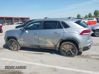 2024 Volkswagen Atlas SE z VIN 1V2KE2CA3RC243791, wystawiony jako IAAI lot #42037645 z przebiegiem 24 932 mil mil oraz . Historia ofert i sprzedaży dostępna na DreamBid. Obrazek 14.