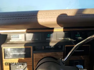 1985 Cadillac Eldorado z VIN 1G6EL5781FE647818, wystawiony jako Copart lot #77608224 z przebiegiem 7192 mil mil oraz Tytuł czysty. Historia ofert i sprzedaży dostępna na DreamBid. Obrazek 9.