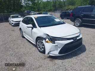 2025 Toyota Corolla LE z VIN 5YFB4MDE4SP266477, wystawiony jako IAAI lot #42274037 z przebiegiem 2280 mil mil oraz . Historia ofert i sprzedaży dostępna na DreamBid. Obrazek 1.