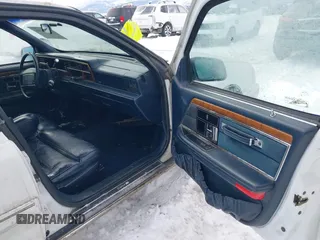1991 Lincoln Continental with VIN 1LNCM9745MY632946, listed as a IAAI auction lot 41561785 with 124,186 mi miles and . Bid and sale history available at DreamBid. Image 5.