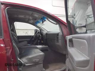 2007 Nissan Titan XE z VIN 1N6AA07B47N240963, wystawiony jako IAAI lot #42250635 z przebiegiem 117 178 mil mil oraz . Historia ofert i sprzedaży dostępna na DreamBid. Obrazek 5.
