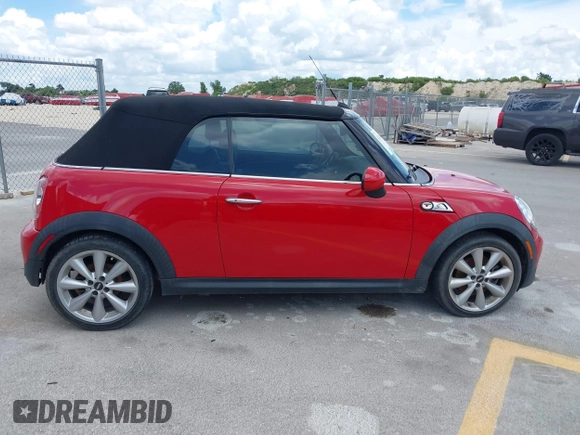 2014 MINI Convertible S z VIN WMWZP3C56ET707702, wystawiony jako IAAI lot #42431046 z przebiegiem 65 726 mil mil oraz . Historia ofert i sprzedaży dostępna na DreamBid. Obrazek 13.