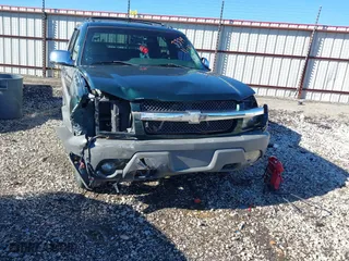 2002 Chevrolet Avalanche with VIN 3GNEC13T62G263379, listed as a IAAI auction lot 40907582 with 220,309 mi miles. Bid and sale history available at carsss.com. Image 6.