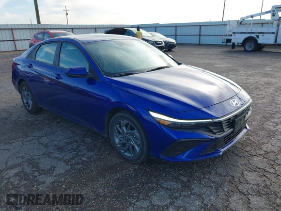 2024 Hyundai Elantra SEL z VIN KMHLM4DG5RU823587, wystawiony jako IAAI lot #42475697 z przebiegiem 27 753 mil mil oraz . Historia ofert i sprzedaży dostępna na DreamBid. Obrazek 1.