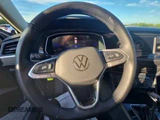 2024 Volkswagen Jetta S z VIN 3VW5M7BU3RM054029, wystawiony jako IAAI lot #42809045 z przebiegiem 22 859 mil mil oraz . Historia ofert i sprzedaży dostępna na DreamBid. Obrazek 20.