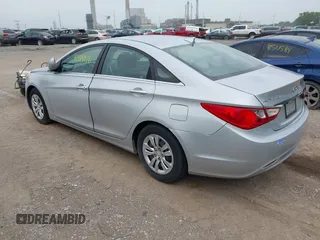 2013 Hyundai Sonata GLS z VIN 5NPEB4AC5DH571072, wystawiony jako IAAI lot #42518976 z przebiegiem 150 259 mil mil oraz . Historia ofert i sprzedaży dostępna na DreamBid. Obrazek 3.