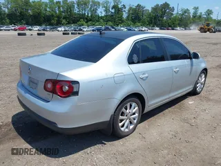 2010 Volkswagen Jetta Limited Edition z VIN 3VWRZ7AJ9AM037296, wystawiony jako IAAI lot #42565746 z przebiegiem 109 660 mil mil oraz . Historia ofert i sprzedaży dostępna na DreamBid. Obrazek 4.