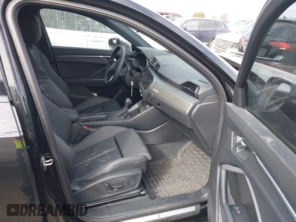 2024 Audi Q3 S line Premium Plus z VIN WA1EECF37R1154359, wystawiony jako IAAI lot #41617551 z przebiegiem 8377 mil mil oraz . Historia ofert i sprzedaży dostępna na DreamBid. Obrazek 5.