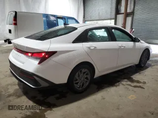 2024 Hyundai Elantra SEL z VIN KMHLM4DG2RU647923, wystawiony jako Copart lot #57389885 z przebiegiem 27 429 mil mil oraz Czysty tytuł • Clean title. Historia ofert i sprzedaży dostępna na DreamBid. Obrazek 3.