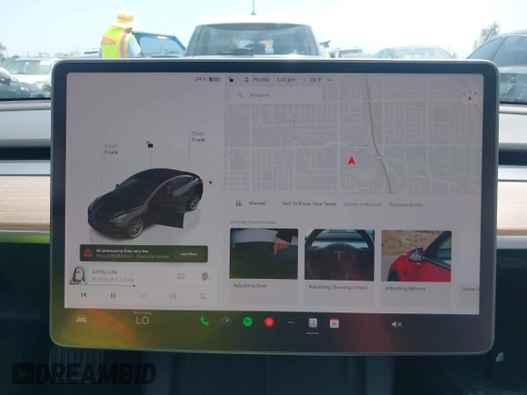 2022 Tesla Model 3 Long Range z VIN 5YJ3E1EB3NF273165, wystawiony jako IAAI lot #42282702 z przebiegiem 41 445 mil mil oraz . Historia ofert i sprzedaży dostępna na DreamBid. Obrazek 18.