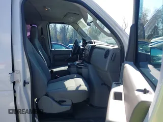 2013 Ford Econoline Passenger XL z VIN 1FBSS3BL5DDA58538, wystawiony jako IAAI lot #41918651 z przebiegiem 141 471 mil mil oraz . Historia ofert i sprzedaży dostępna na DreamBid. Obrazek 5.