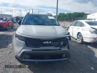 2022 Kia Sorento SX z VIN 5XYRKDLF6NG093083, wystawiony jako IAAI lot #42170584 z przebiegiem 60 848 mil mil oraz . Historia ofert i sprzedaży dostępna na DreamBid. Obrazek 12.