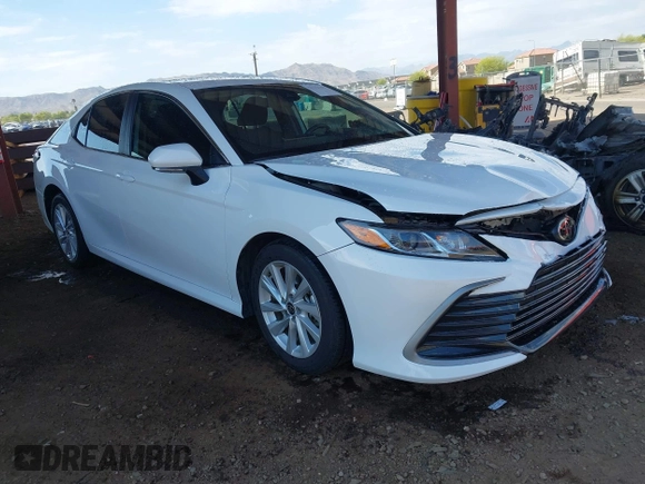 2024 Toyota Camry LE z VIN 4T1C11AK4RU864390, wystawiony jako IAAI lot #42212311 z przebiegiem 17 107 mil mil oraz . Historia ofert i sprzedaży dostępna na DreamBid. Obrazek 1.