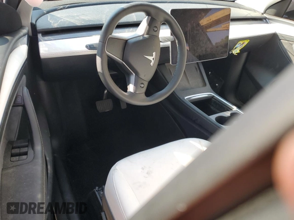 2024 Tesla Model Y z VIN 7SAYGDED7RF162680, wystawiony jako Copart lot #61991495 z przebiegiem Nie podano mil oraz Czysty tytuł • Clean title. Historia ofert i sprzedaży dostępna na DreamBid. Obrazek 8.