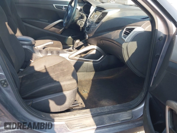 2016 Hyundai Veloster z VIN KMHTC6AD8GU277003, wystawiony jako IAAI lot #42375395 z przebiegiem 166 583 mil mil oraz . Historia ofert i sprzedaży dostępna na DreamBid. Obrazek 5.