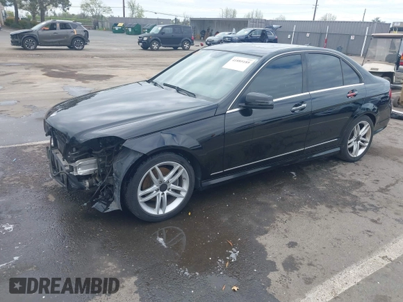2013 Mercedes-Benz C 250 Sport z VIN WDDGF4HB4DA805824, wystawiony jako IAAI lot #41885189 z przebiegiem 140 404 mil mil oraz . Historia ofert i sprzedaży dostępna na DreamBid. Obrazek 2.