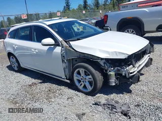2015 Volvo V60 T5 Premier z VIN YV1612SK5F1263194, wystawiony jako IAAI lot #42747949 z przebiegiem 117 825 mil mil oraz . Historia ofert i sprzedaży dostępna na DreamBid. Obrazek 1.