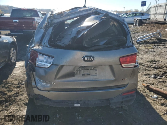 2017 Kia Sorento LX z VIN 5XYPG4A35HG265402, wystawiony jako Copart lot #79926994 z przebiegiem Nie podano mil oraz Szkoda całkowita • Salvage title. Historia ofert i sprzedaży dostępna na DreamBid. Obrazek 6.