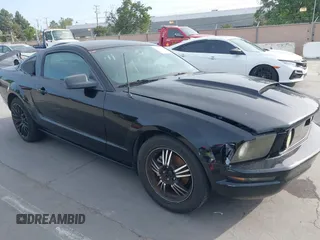 2007 Ford Mustang Deluxe z VIN 1ZVFT80N975282483, wystawiony jako IAAI lot #42293070 z przebiegiem 171 925 mil mil oraz . Historia ofert i sprzedaży dostępna na DreamBid. Obrazek 1.