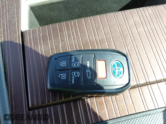 2024 Toyota Sienna XLE z VIN 5TDYRKEC1RS190859, wystawiony jako IAAI lot #41851312 z przebiegiem 43 858 mil mil oraz . Historia ofert i sprzedaży dostępna na DreamBid. Obrazek 11.