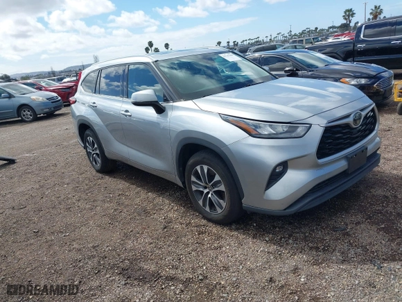 2020 Toyota Highlander XLE with VIN 5TDGZRAH5LS502260, listed as a IAAI auction lot 41743209 with 105,108 mi miles. Bid and sale history available at carsss.com. Image 1.