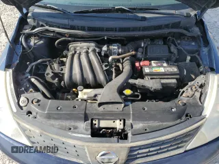 2009 Nissan Versa 1.6 z VIN 3N1CC11E49L499117, wystawiony jako Copart lot #56486285 z przebiegiem 129 114 mil mil oraz Szkoda całkowita • Salvage title. Historia ofert i sprzedaży dostępna na DreamBid. Obrazek 11.