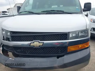 2019 Chevrolet Express Passenger LT z VIN 1GAZGPFG3K1364936, wystawiony jako IAAI lot #42137561 z przebiegiem 33 624 mil mil oraz . Historia ofert i sprzedaży dostępna na DreamBid. Obrazek 12.
