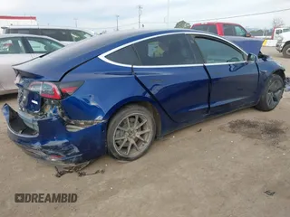 2018 Tesla Model 3 Long Range Battery z VIN 5YJ3E1EA3JF043451, wystawiony jako IAAI lot #41529214 z przebiegiem 65 375 mil mil oraz . Historia ofert i sprzedaży dostępna na DreamBid. Obrazek 4.