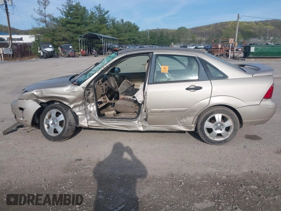 2007 Ford Focus S z VIN 1FAHP34N87W351757, wystawiony jako IAAI lot #42076181 z przebiegiem 212 301 mil mil oraz . Historia ofert i sprzedaży dostępna na DreamBid. Obrazek 14.