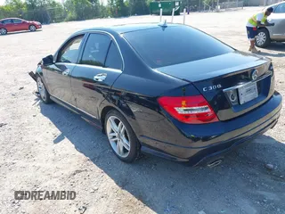 2013 Mercedes-Benz C 300 Sport z VIN WDDGF8AB7DR286299, wystawiony jako IAAI lot #42646185 z przebiegiem 108 569 mil mil oraz . Historia ofert i sprzedaży dostępna na DreamBid. Obrazek 3.