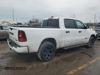 2025 Ram 1500 Big Horn z VIN 1C6RRFFG9SN575912, wystawiony jako Copart lot #47302575 z przebiegiem 12 559 mil mil oraz Czysty tytuł • Clean title. Historia ofert i sprzedaży dostępna na DreamBid. Obrazek 3.