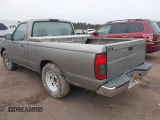 2000 Nissan Frontier XE z VIN 1N6DD21S9YC310558, wystawiony jako IAAI lot #41388581 z przebiegiem Nie podano mil oraz . Historia ofert i sprzedaży dostępna na DreamBid. Obrazek 3.