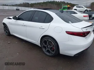 2022 Alfa Romeo Giulia Veloce z VIN ZARFANBN2N7663474, wystawiony jako IAAI lot #41282328 z przebiegiem 57 638 mil mil oraz . Historia ofert i sprzedaży dostępna na DreamBid. Obrazek 3.