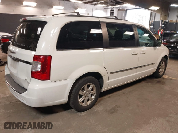 2013 Chrysler Town & Country Touring z VIN 2C4RC1BG9DR656630, wystawiony jako IAAI lot #42141980 z przebiegiem 150 303 mil mil oraz . Historia ofert i sprzedaży dostępna na DreamBid. Obrazek 4.